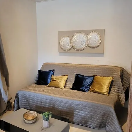La Maisonnette De L Espace Themis, Piscine Partagee *
